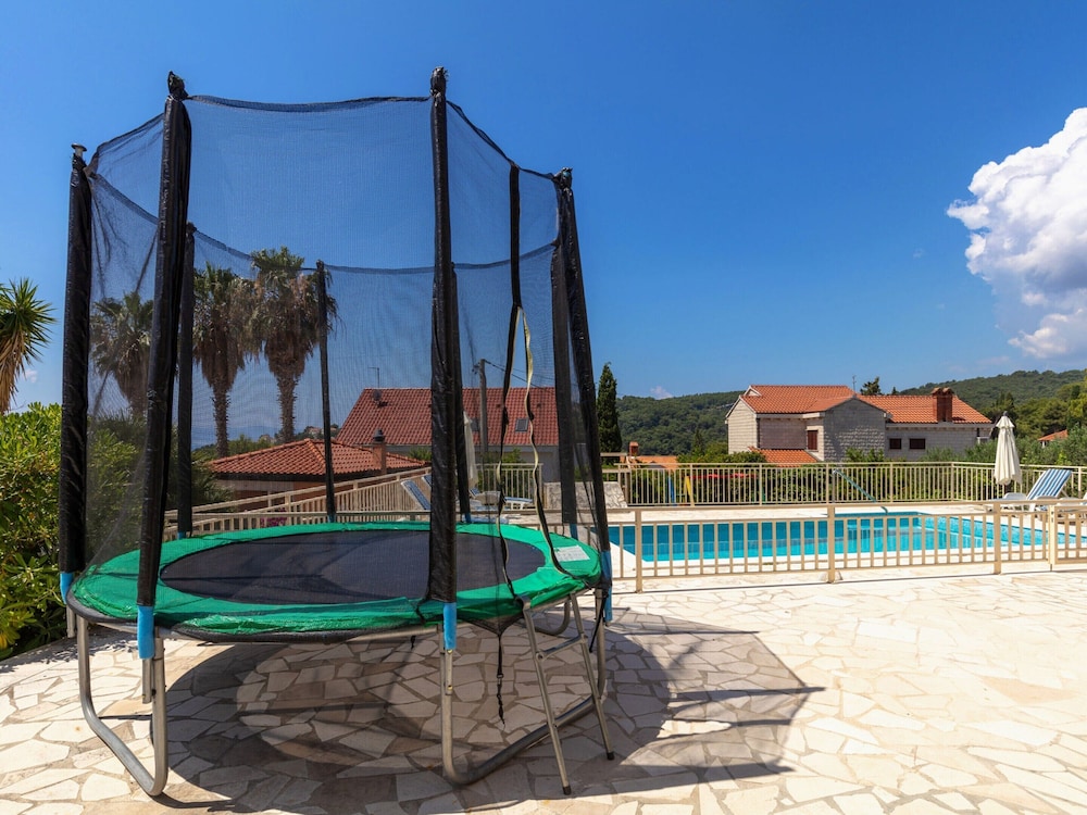 Villa in Sumartin Near the Beach & Ferry Port view 3