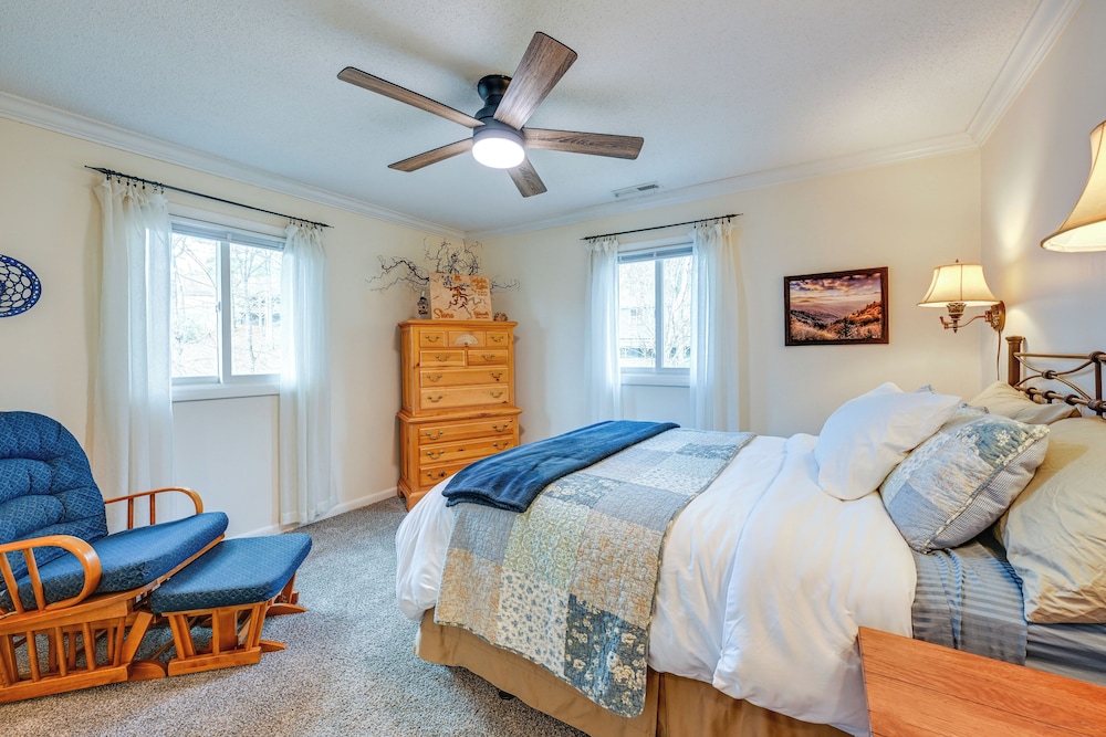 Lakefront Cabin Retreat w/ Dock in Robbinsville!