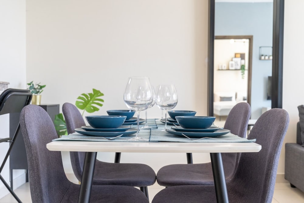 Refined 1BR Retreat in The Point Tower - Marina