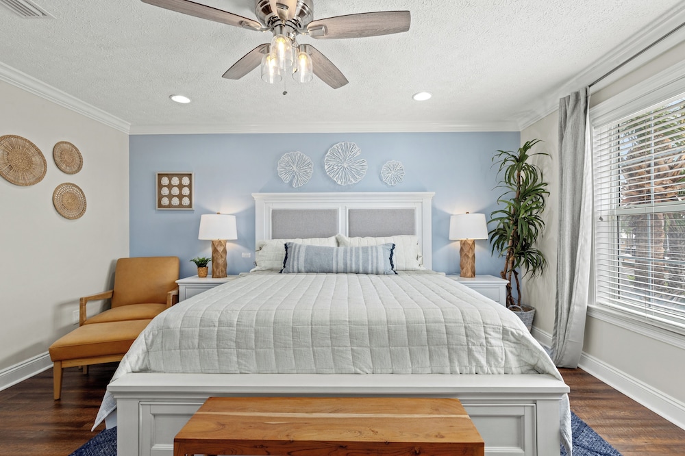 Escape to Sand Dollar Holler: Coastal Retreat, 3 Beds, 2.5 Baths, Sleeps 10!