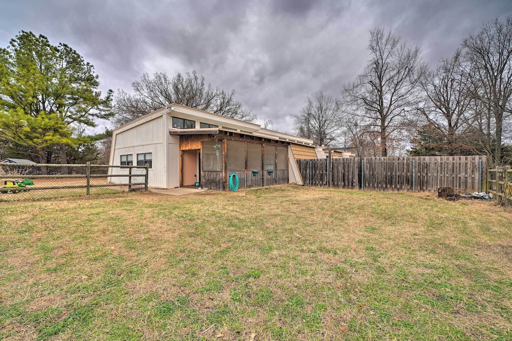 Bohemian Home w/ Screened Porch, 3 Mi to Lake! view 4