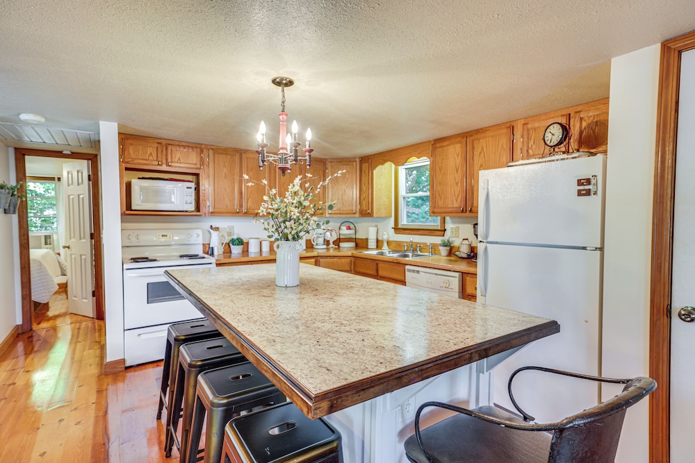 Pet-friendly Cabin w/ Dock & Lake Views in Edwards