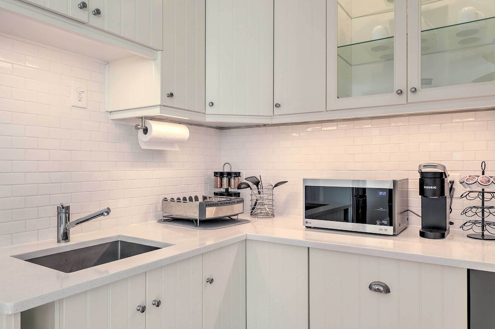 Renovated Barrington Cottage w/ Beach Access! view 3