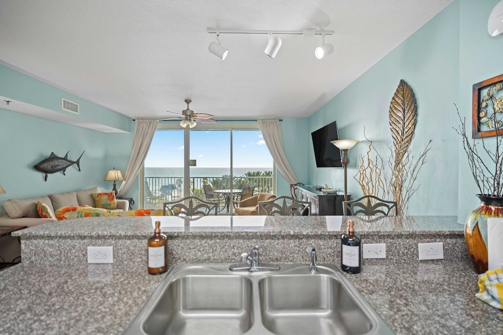 Relax at Panama City Beach Balcony, Parking, Walk to Dining