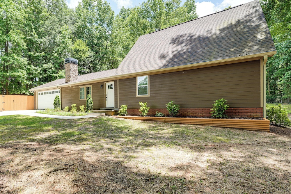 < 2 Mi to Dtwn Alpharetta: Home w/ Screened Porch!