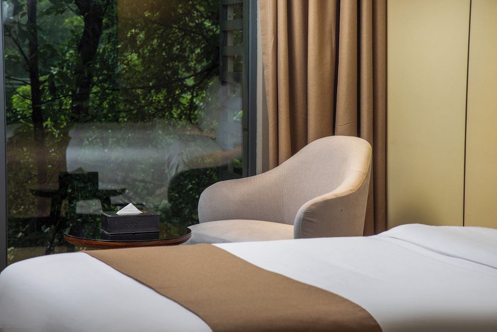 CNHOL RADIENT HOTEL
