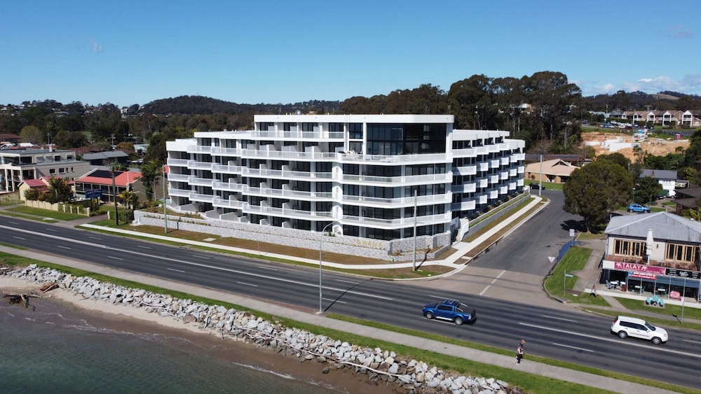 Glorious 2-bed With Waterside Balcony Views