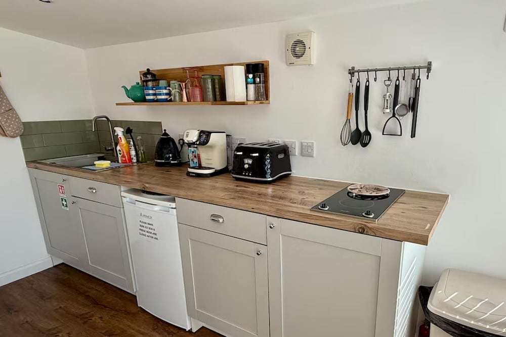 1 Bed Cabin-sleeps 2, Hot Tub, Garden, Pets, Views