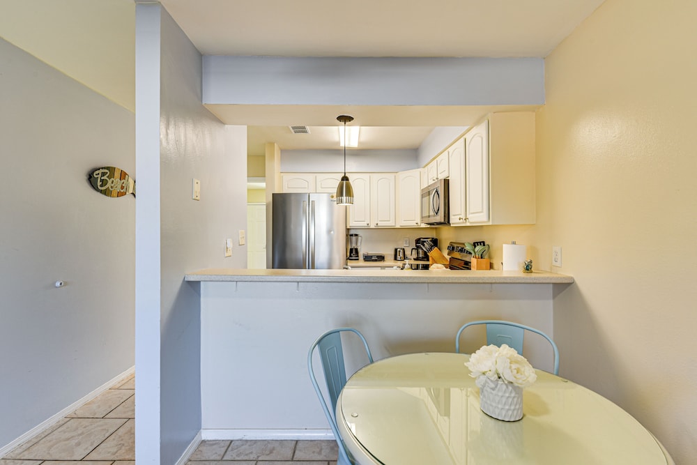 < Half-mi to Beach: Quaint Destin Condo