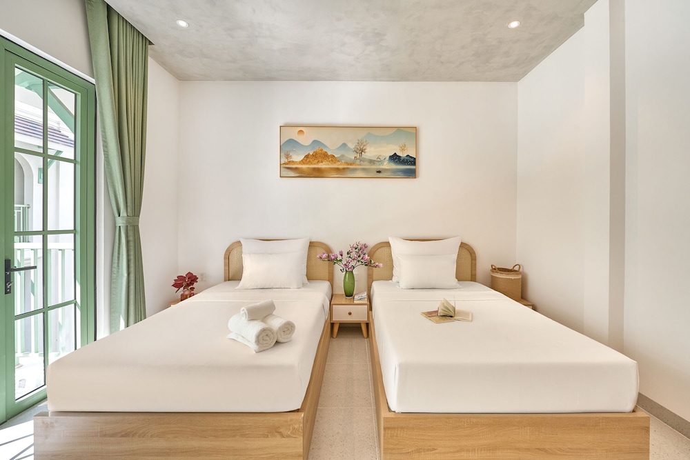 Luxury 4 bedroom Solar Villa