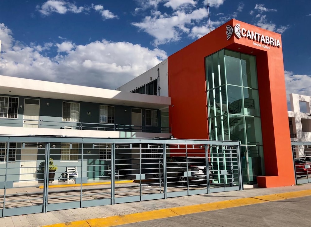 Hotel Cantabria House Suites - Image 1