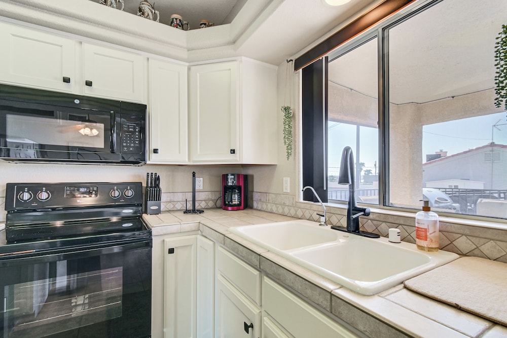1 Mi to Windsor Beach - Lake Havasu City Home