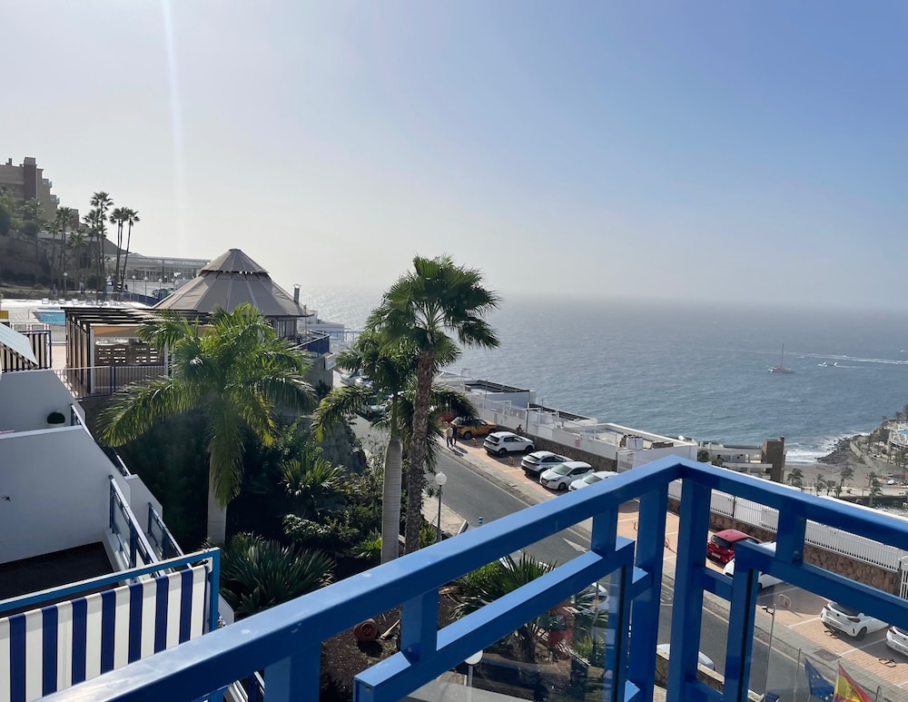 Sunny Seaview Modern apt - Pool and Beach Access