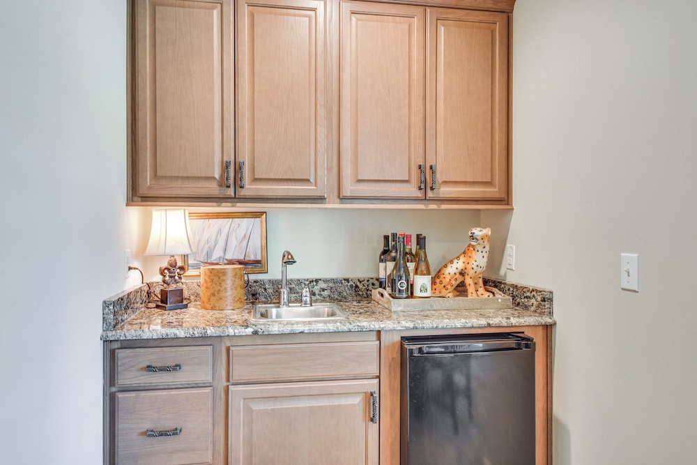 Lakefront Fun Near Clemson! Retreat w/ Pool Access