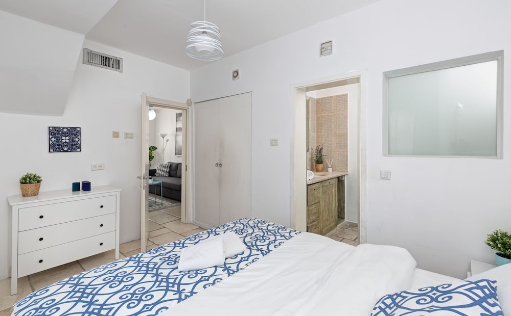 Neve Tzedek Megic - Hugh garden Terrace view 3