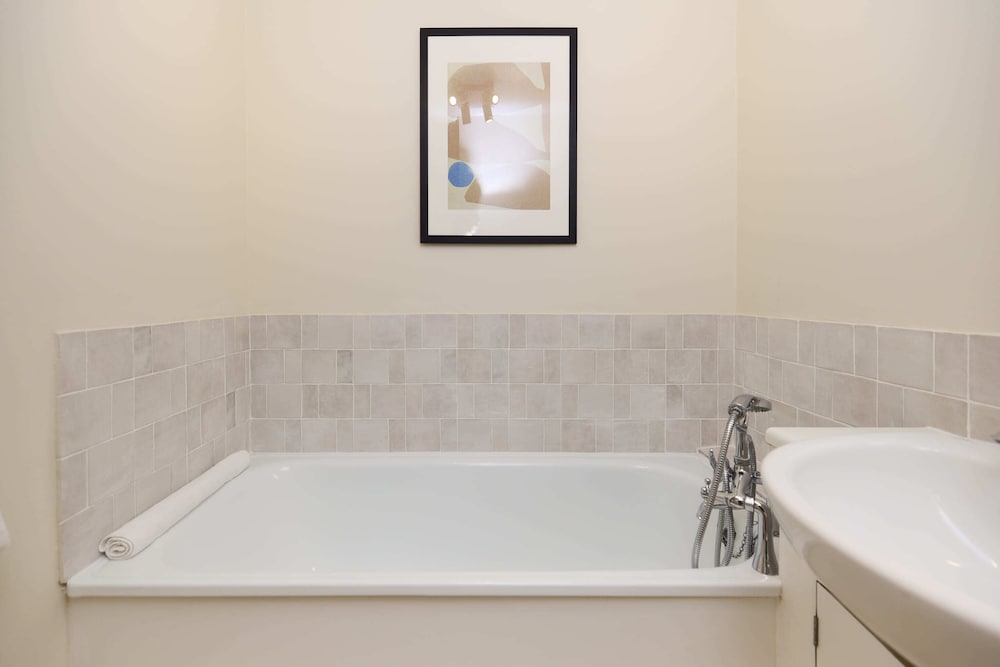 Chiswick Townhouse with Garden & Parking