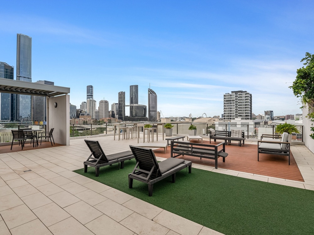 Stylish Apartment With Rooftop, BBQ & Spa Access