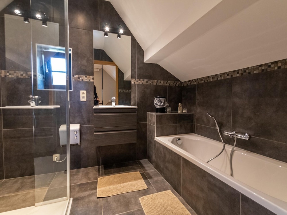 Farmhouse by Lake Coo With Jacuzzi
