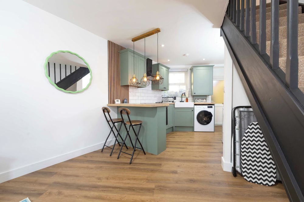 Cosy-cute Miner's Cottage on the Taff Trail
