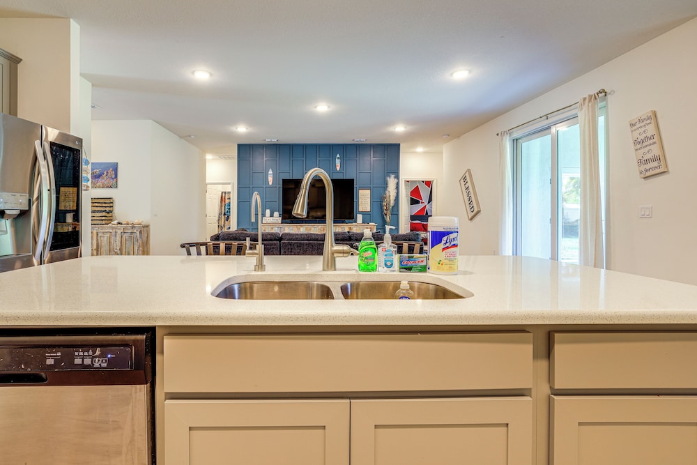 Spacious Home Near Dtwn Psl: Travel Nurses Welcome