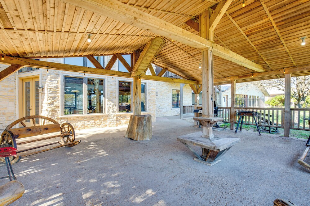 Group Getaway! Multi-level Lodge on Lake Tawakoni