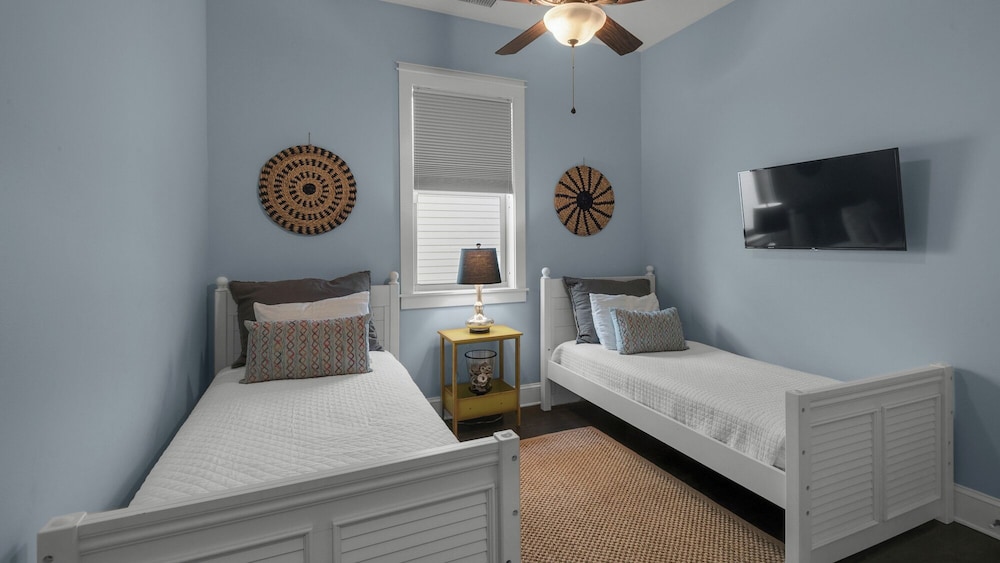 Close to Dining & Shopping; 1-floor Cottage; Community Pool view 5