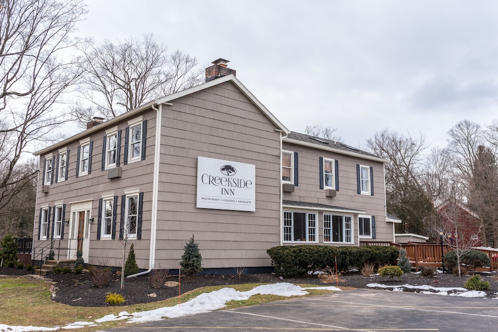 Hotel Charlottes Creekside Inn