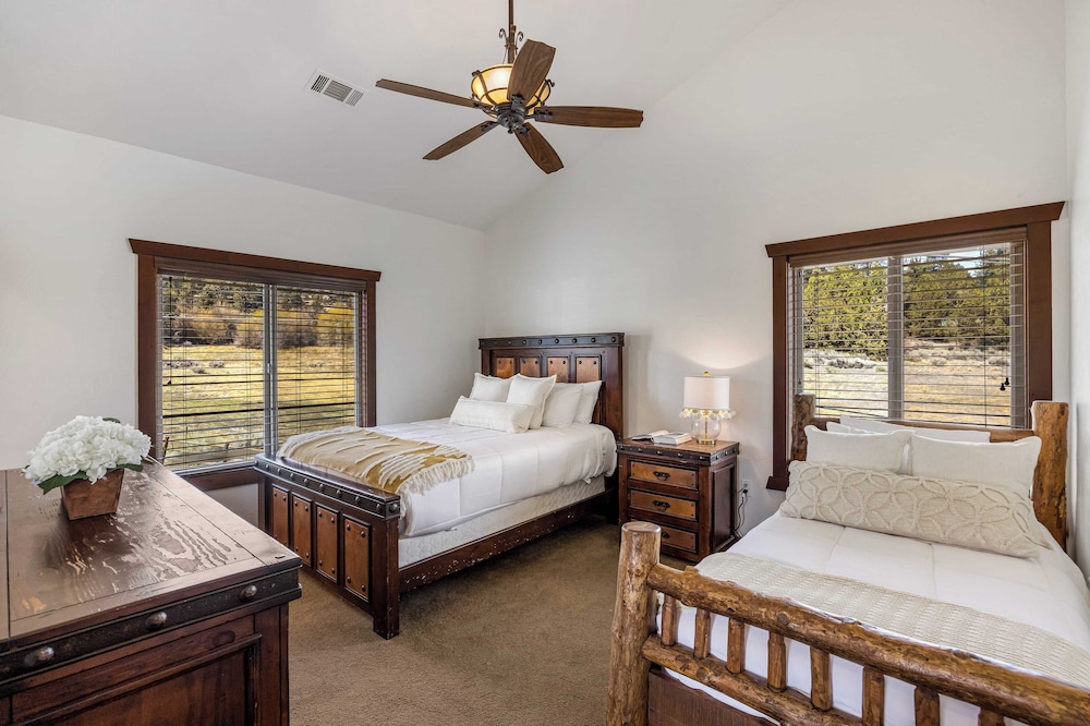 Group Cabin + Lake and Mountain View Pet-friendly, Fireplace, Games, Loft