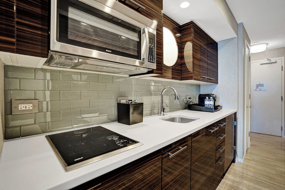 Elegant Beachfront Condo: Your Perfect Getaway!