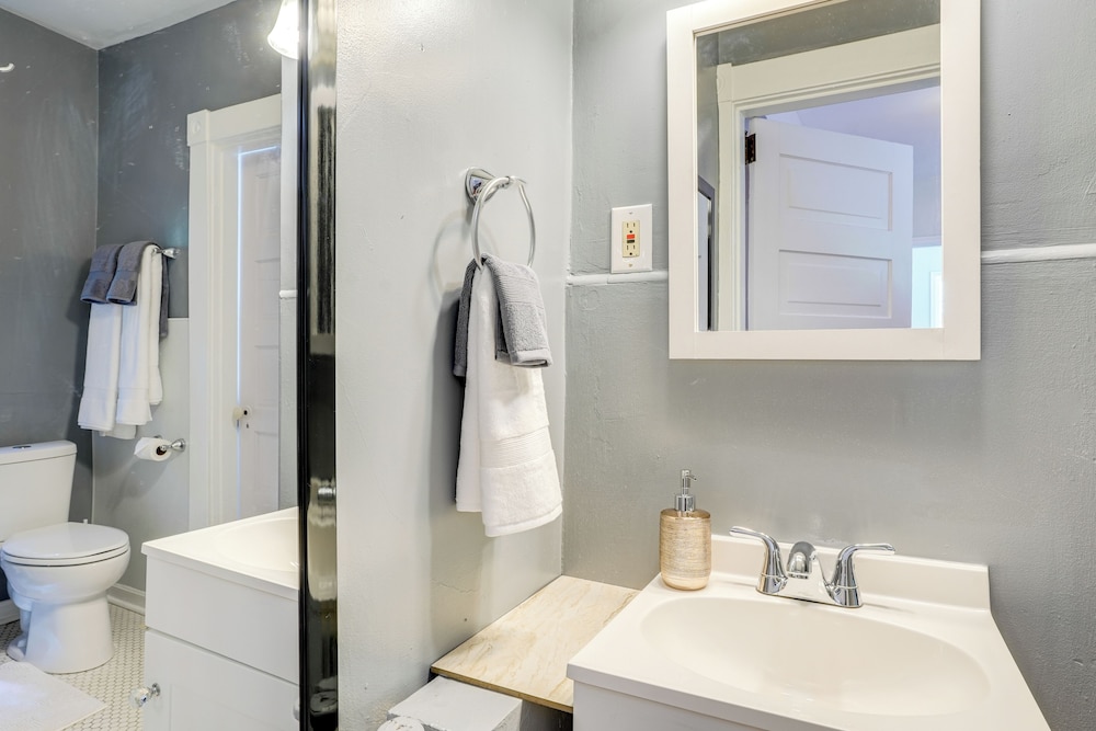 1 Mi to Downtown Lynchburg: Cozy Apt w/ Pool