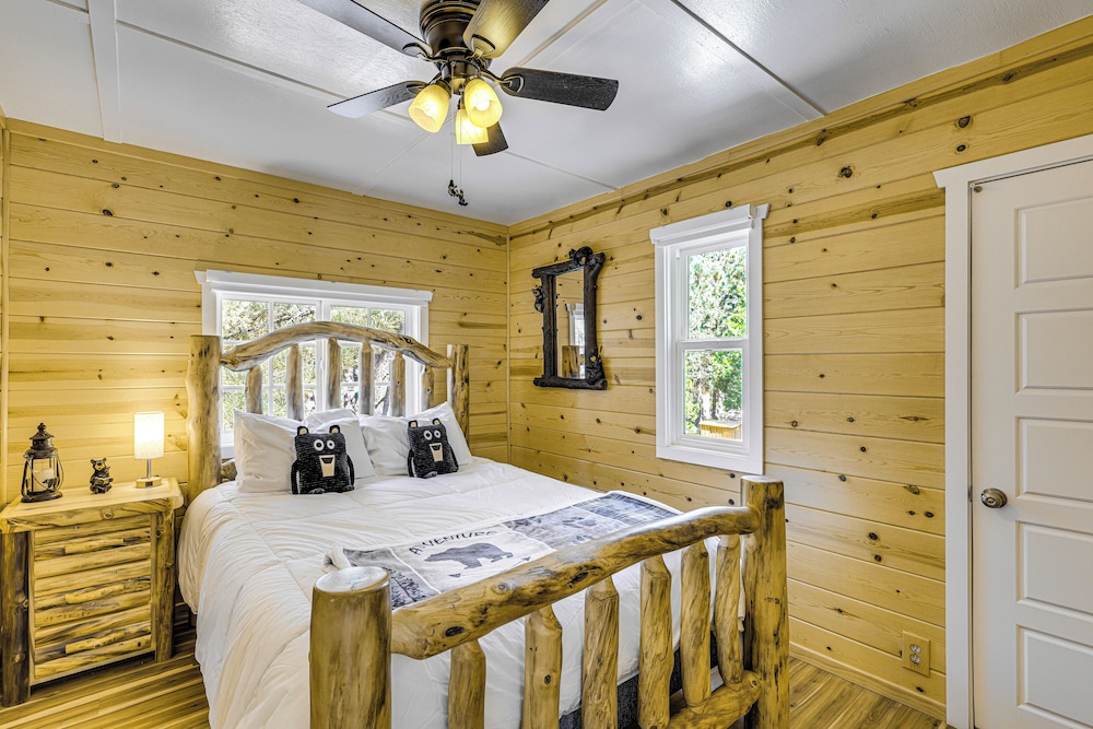 Walk to Water: Cozy Cabin in Green Valley Lake!