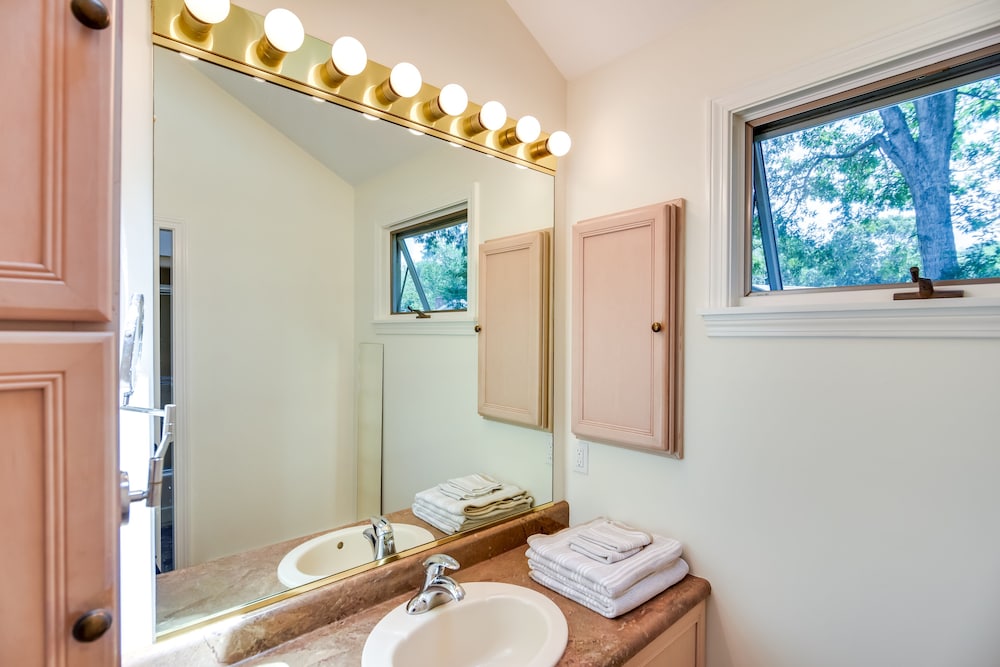Home in Narragansett w/ Beach Access!