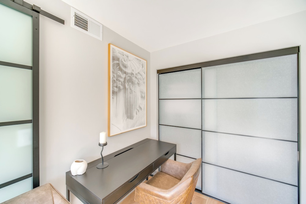 Luxe High-rise 2 Mi to Dtwn Cleveland: WFH Ready!