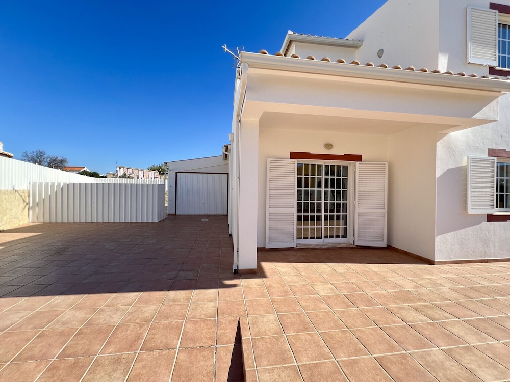 Pêra Stylish Villa With Pool by Homing