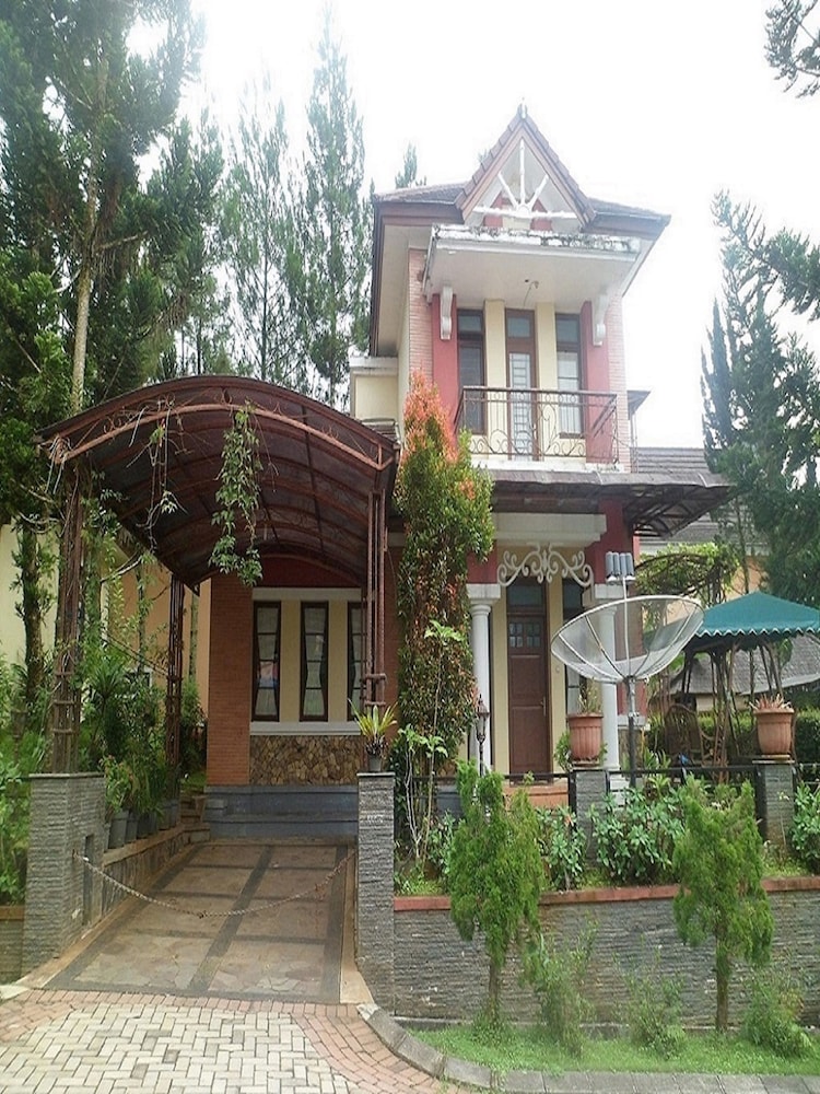 Villa Kota Bunga Violet
