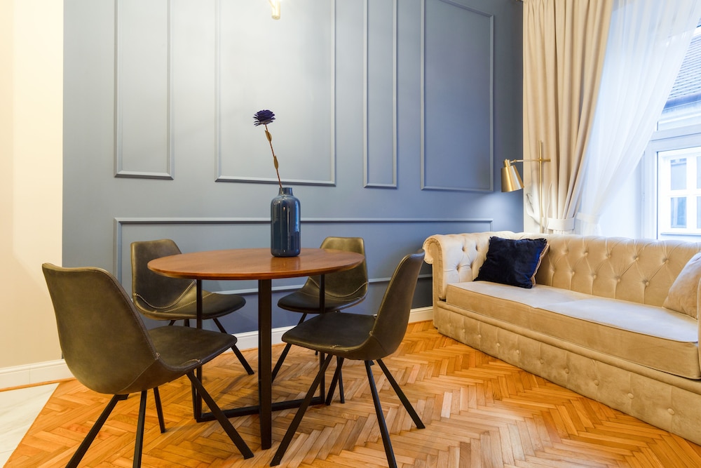 MR 3 Apartments