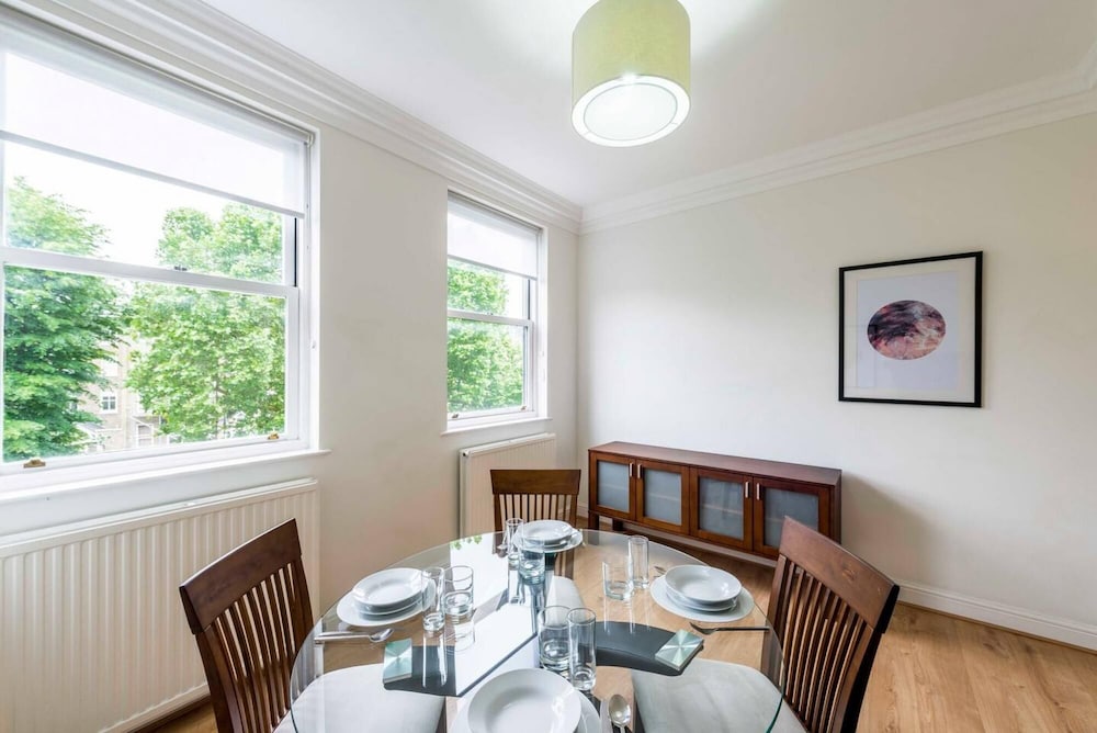 Fresh and Smart Two-bedroom Apartment in Kensington London
