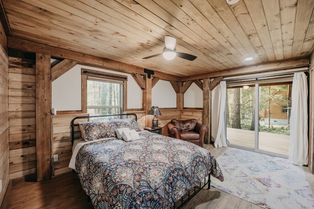 39gs - Hot Tub - Wi-fi - Pets Ok 3 Bedroom Cabin by RedAwning view 5