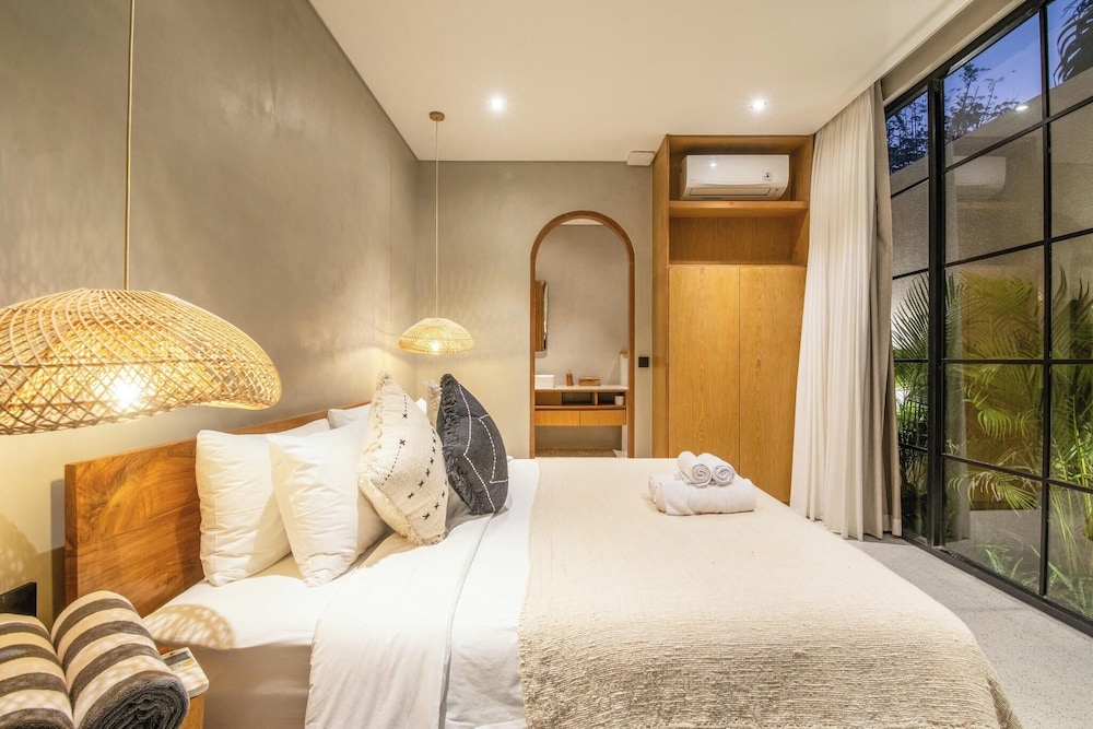 Stylish 5BR Boho Hideaway, 5 Minutes Bingin Beach