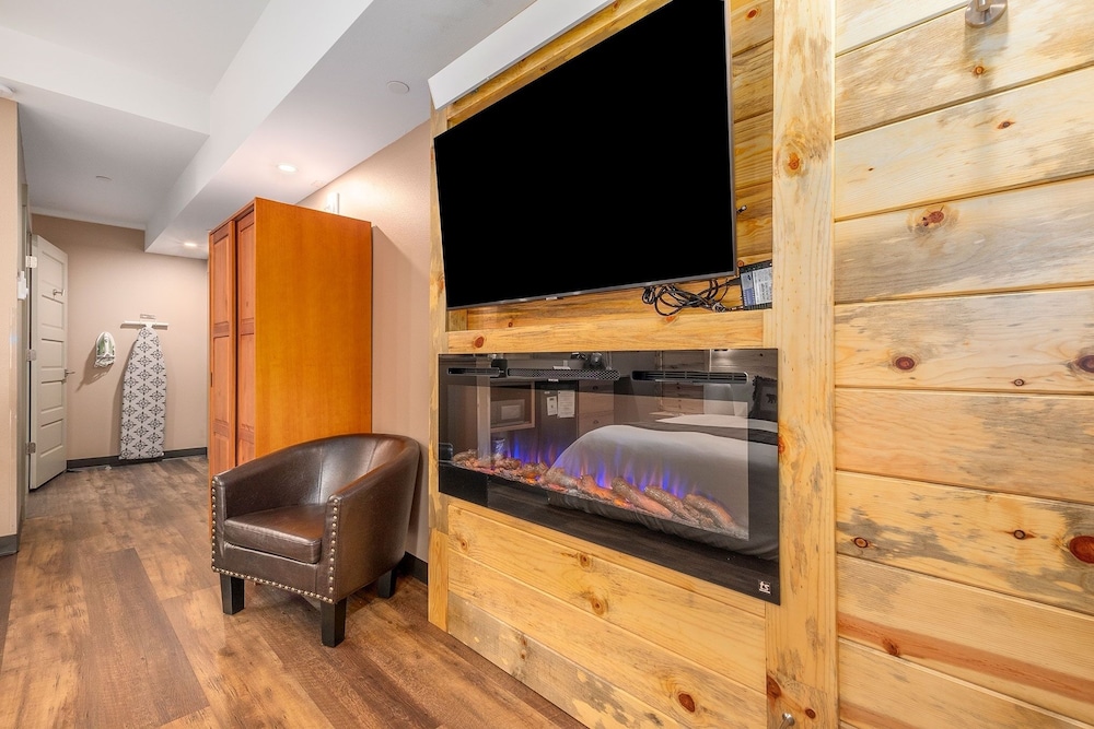 Solitude Bear Room Ada 103 - Estes Park 1 Bedroom Studio by RedAwning - Property Image 15