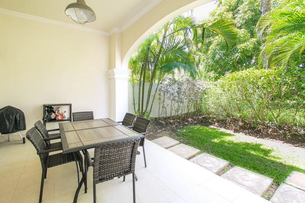 Large Townhouse with Plunge Pool, 3 mins from Beach - Turtle View 2 by BSL Rentals