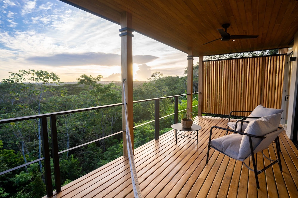w Stylish 1BR w Stunning Balcony Views