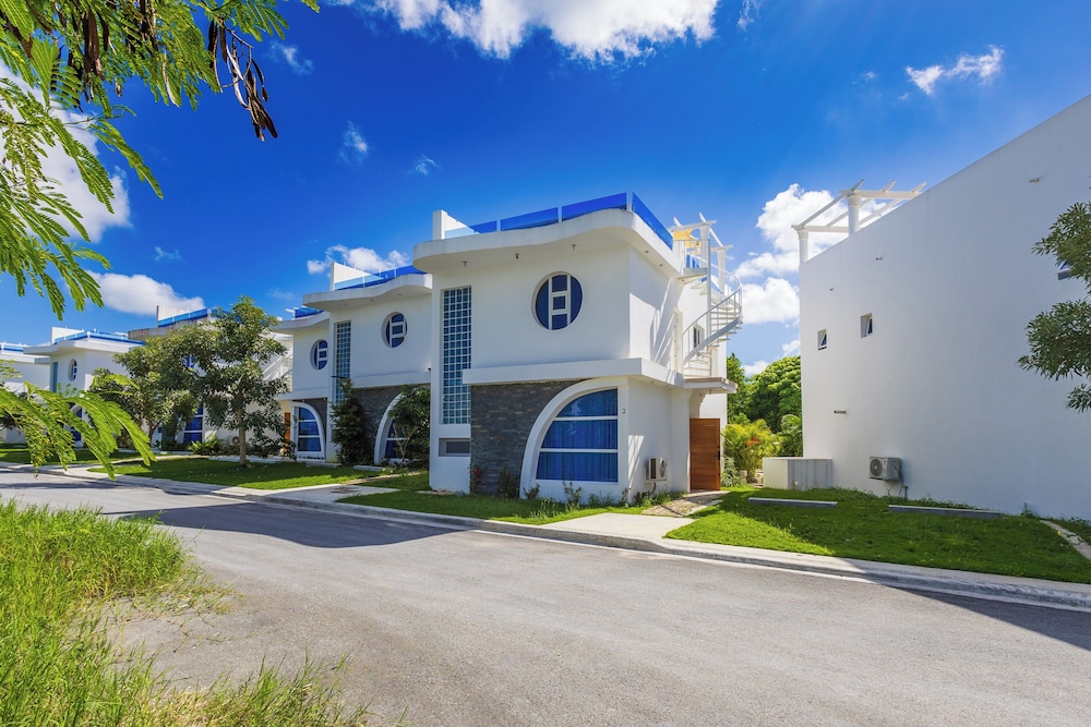 3-BR Villa with Pool & Rooftop Jacuzzi