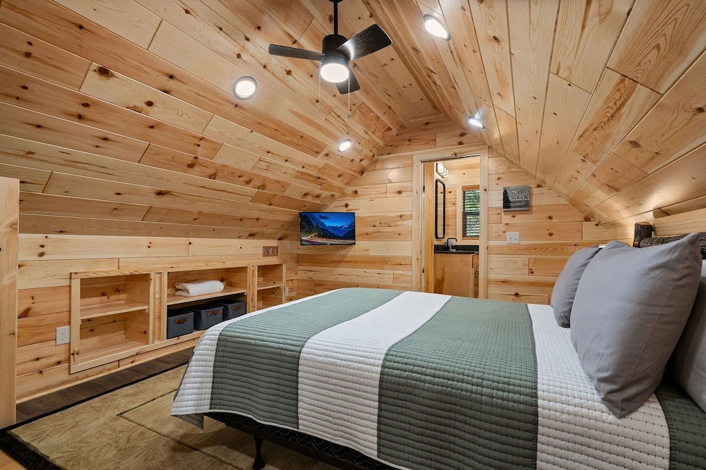 Cabin On A Hill 2 Bedroom Cabin