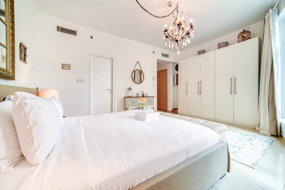 Enchanting 1BR w Balcony Overlooking Dubai Marina
