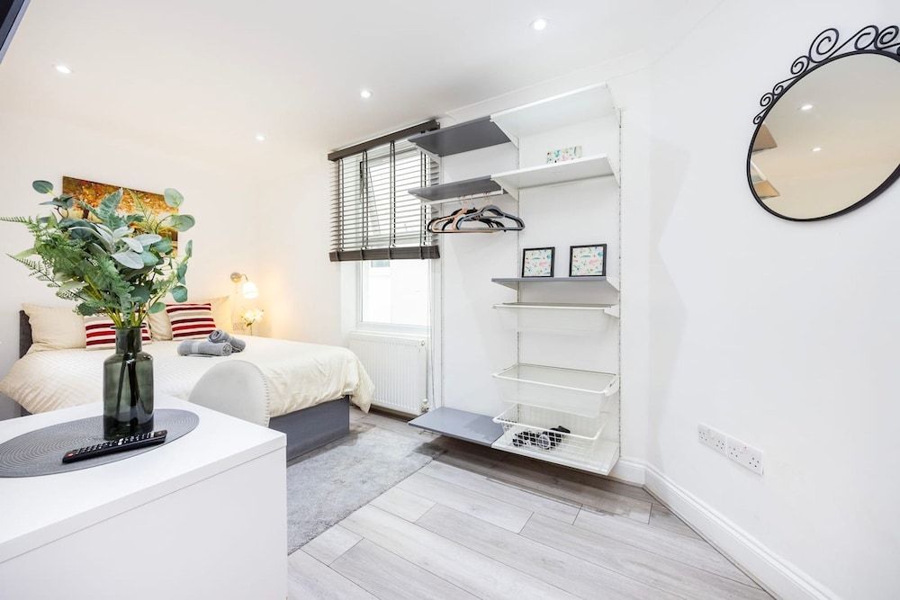 3 Bed 3 Bathroom Flat in Kensington B