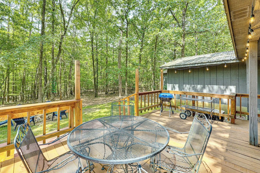 < 3 Mi to Broken Bow Lake: Hot Tub Haven!