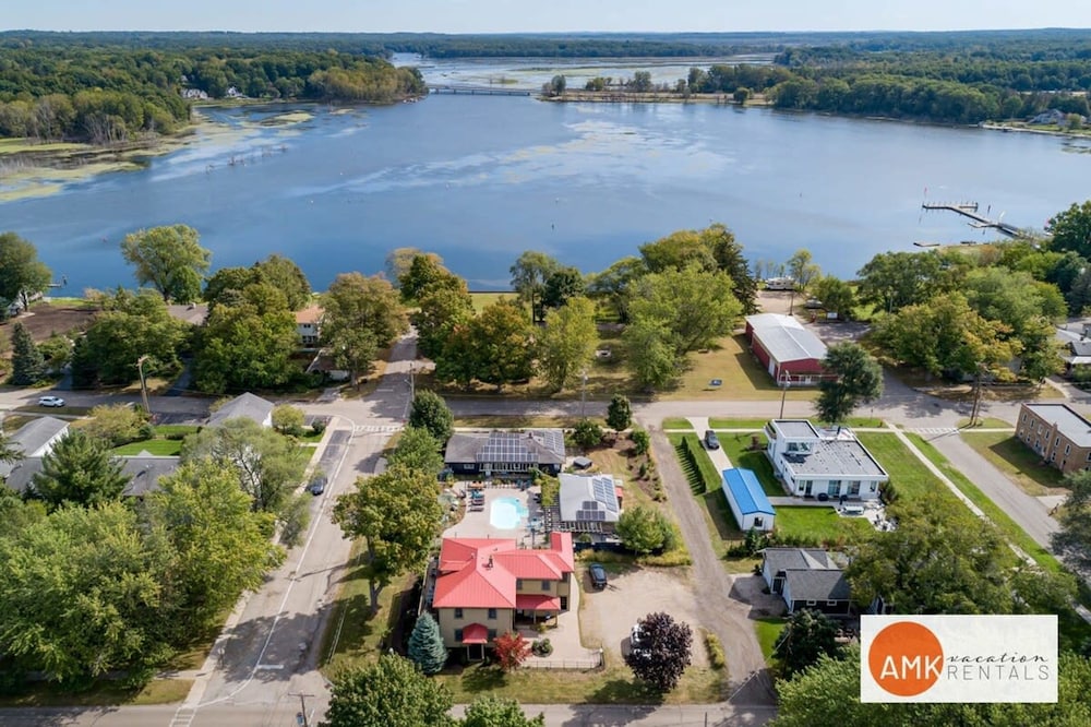 Lake Life Getaway - Condo Near Downtown