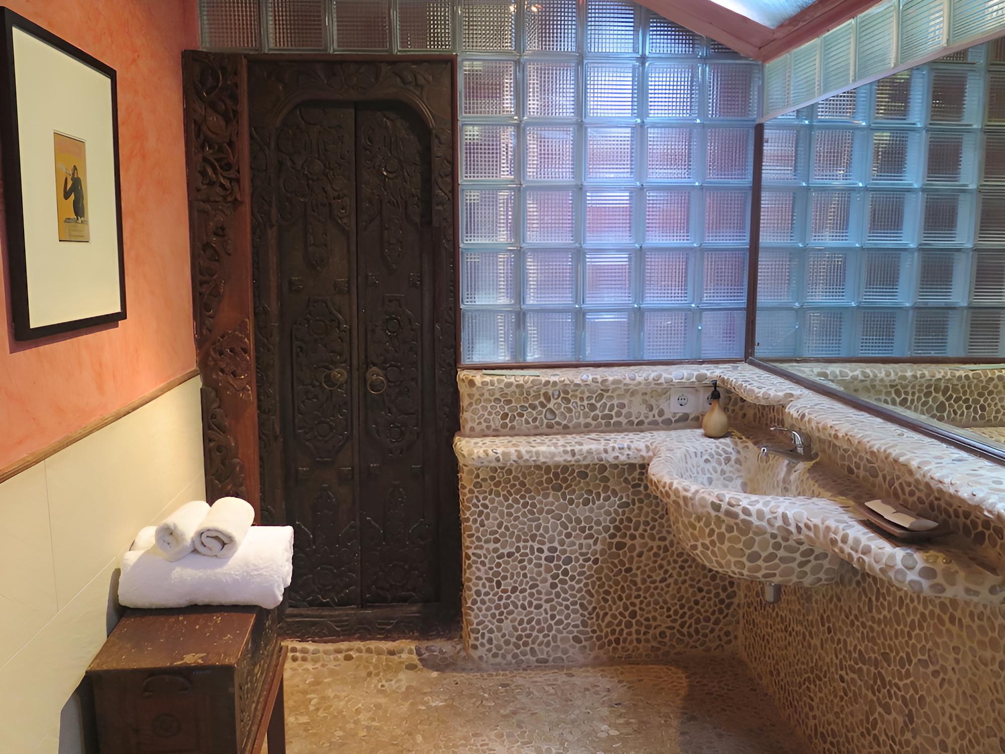 La Taverna Suites