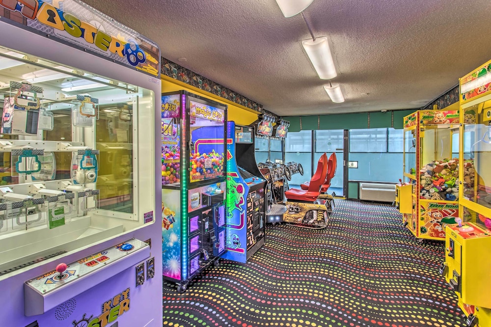 Breezy Landmark Resort Condo w/ Oceanfront Lanai!